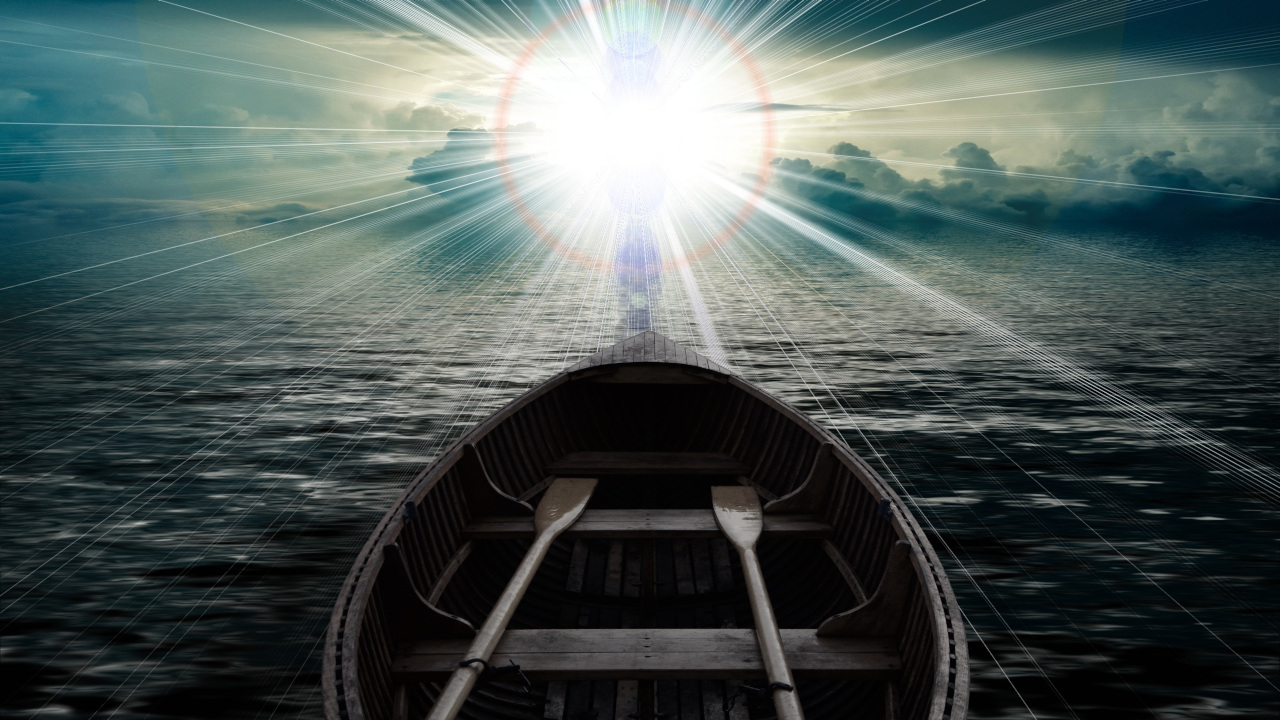 Kleines Boot auf hoher See, das richtung Horizont treibt, an dem ein helles Licht erstrahlt - Hab keine Angst vor dem Tod!