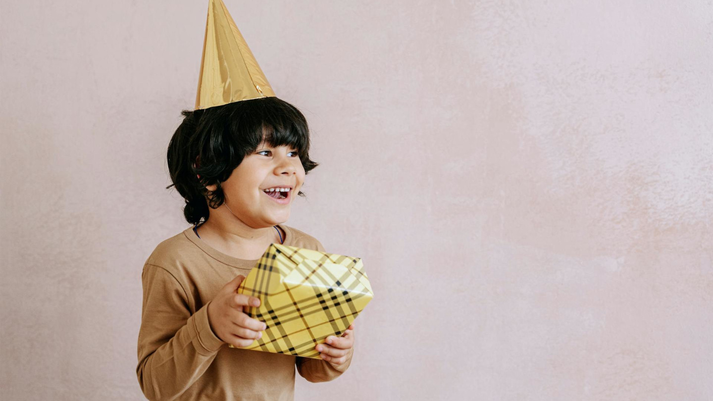 Viele Geschenke oder wenige? Was wirklich mehr Freude bringt …